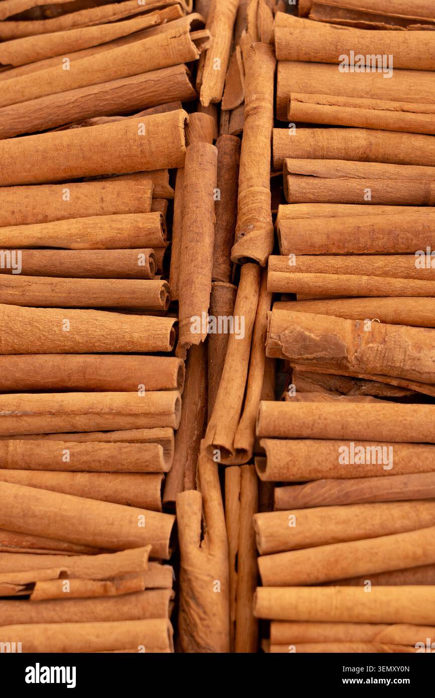 Vollrahmen Hintergrundmuster von ganzen organischen Zimtstäbchen. Abstrakte Textur von aromatischem Gewürz, perfekt für Bäckerei- und Lebensmitteldesign-Layouts Stockfoto