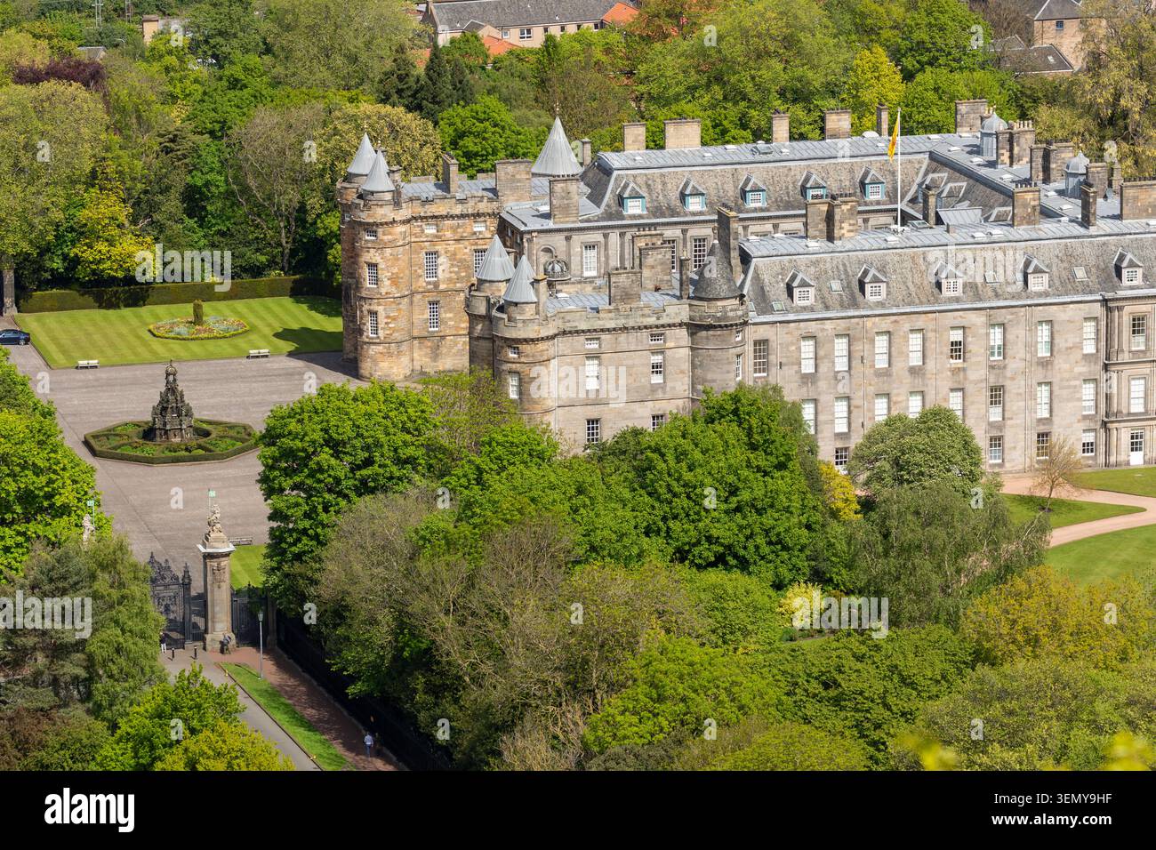 Holyrood Palace vom Holyrood Park aus gesehen, Edinburgh, Schottland Stockfoto