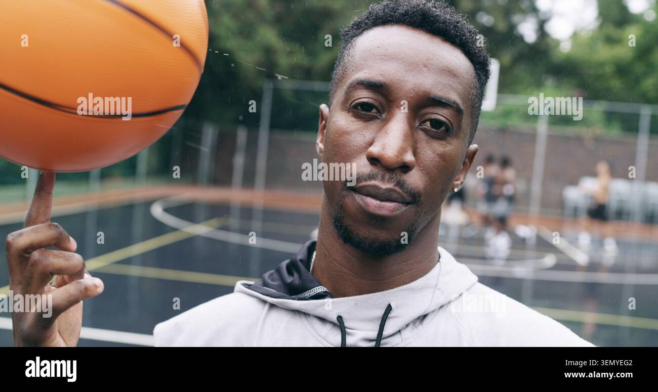 Portrait, Mann und Training mit Basketball auf dem Platz, Training und Match Training mit Technik. Ball, Person und Spieler mit positiver Einstellung Stockfoto