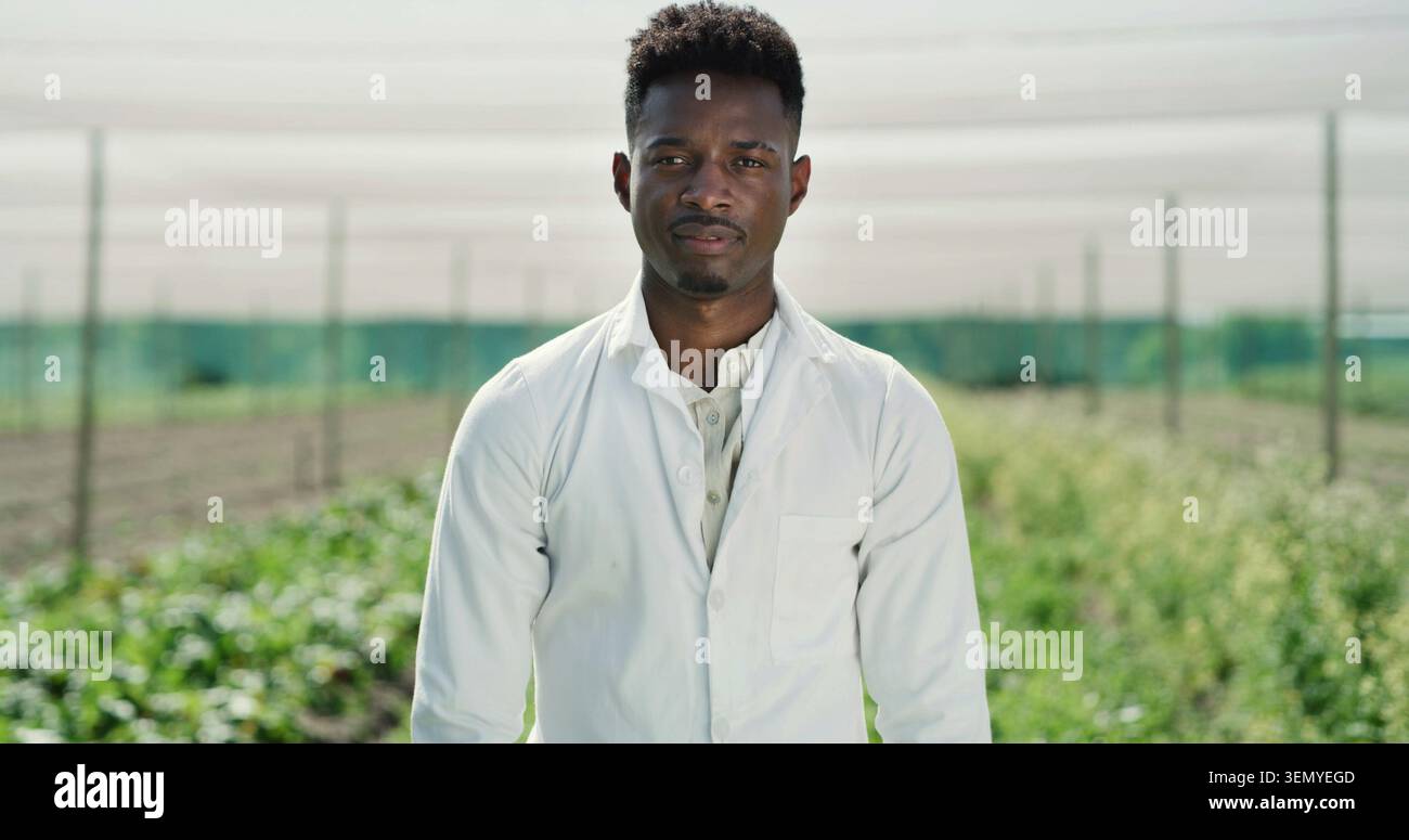 Seriöser Wissenschaftler oder Schwarzer mit Porträt auf dem Bauernhof für Agrarunternehmen, Produktion oder Landwirtschaft. Person, Agronomist oder Inspektion mit Erntegut Stockfoto