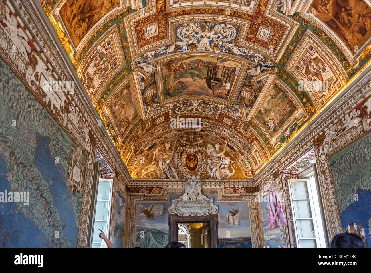 Vatikanische Museen Kartengalerie mit komplizierten Fresken, dekorativem Stuck und großen geografischen Karten an den Wänden, die bedeutende h Stockfoto