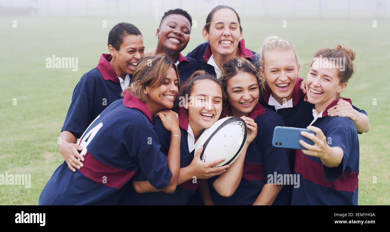 Selfie, Rugby und Lächeln mit Frauen auf dem Feld für Post in sozialen Medien, Trainingserinnerungen und Unterstützung. Fotografie, Sport und Wettkampfübungen mit Stockfoto