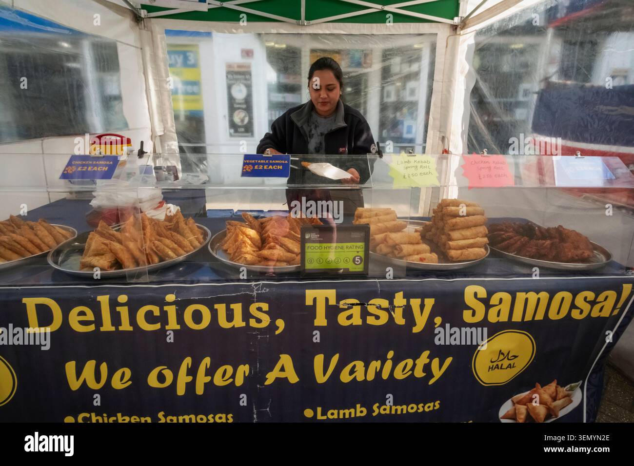 England, Hampshire, Winchester, Street Market Food Stände, Die Samosas Verkaufen Stockfoto