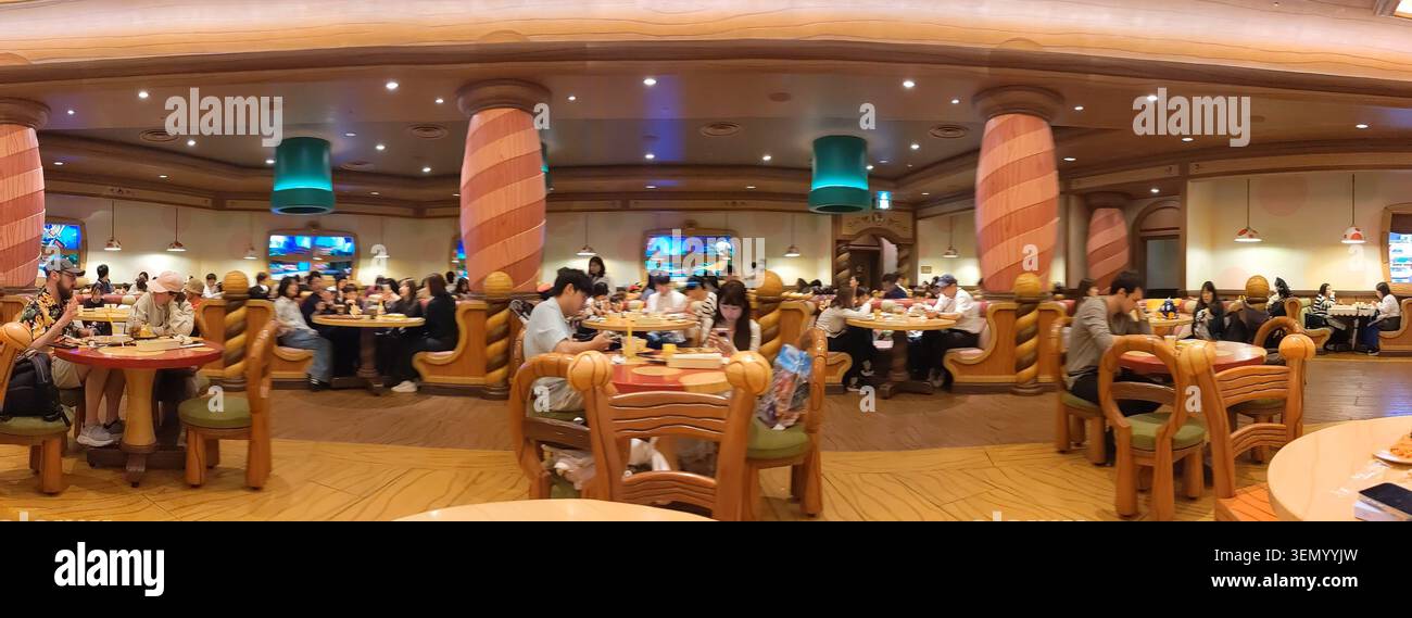 Geschäftige Speisesaal der Universal Studios Japan in Osaka, voller Besucher, die ihre Mahlzeiten genießen Stockfoto