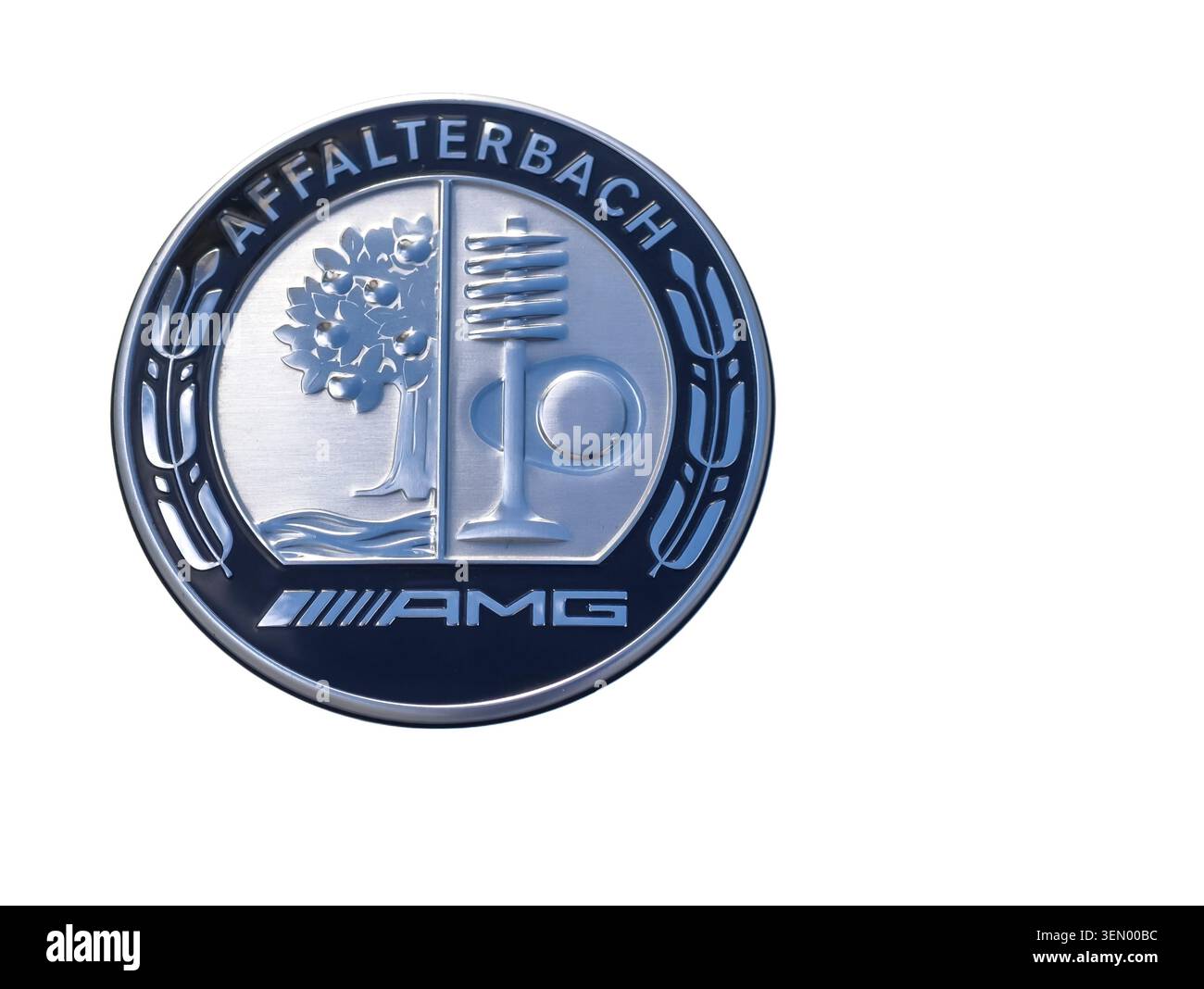 Prag, Tschechische Republik - 7. Juni 2026: Mercedes-AMG Emblem mit Affalterbach-Wappen und AMG Performance-Branding auf einem Luxusfahrzeug. Stockfoto