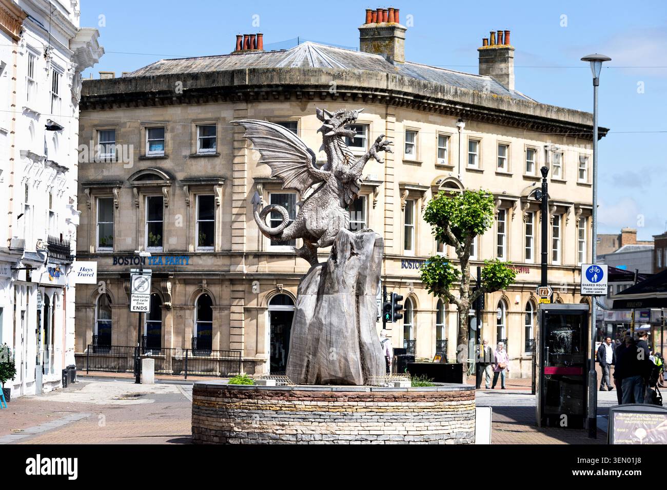 Ein Blick auf die High Street von Taunton, auf der sich ein aus Holz geschnitzter Drache befindet, der das Wappen von Somerset ist. Stockfoto