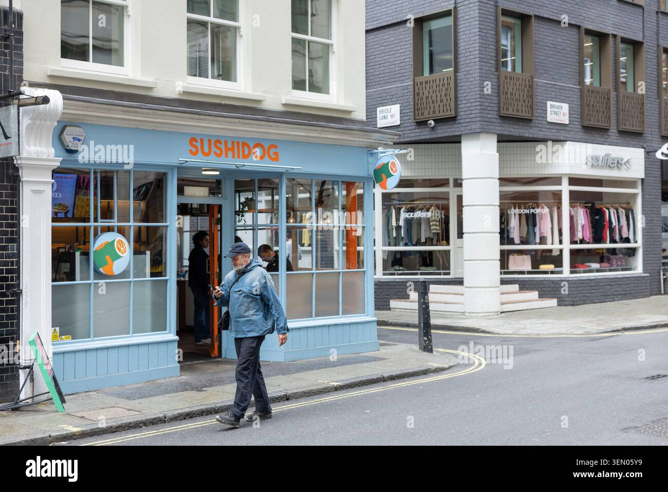 LONDON, ENGLAND. 08-06-26. Sushidog, Sushi Take away in der Brewer Street in Soho in Central London, England. Foto: SMP News Stockfoto