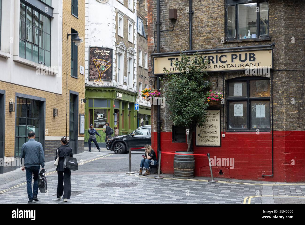 LONDON, ENGLAND. 08-06-26. The Lyric Pub at Ham Yard in Soho in Central London, England. Foto: SMP News Stockfoto