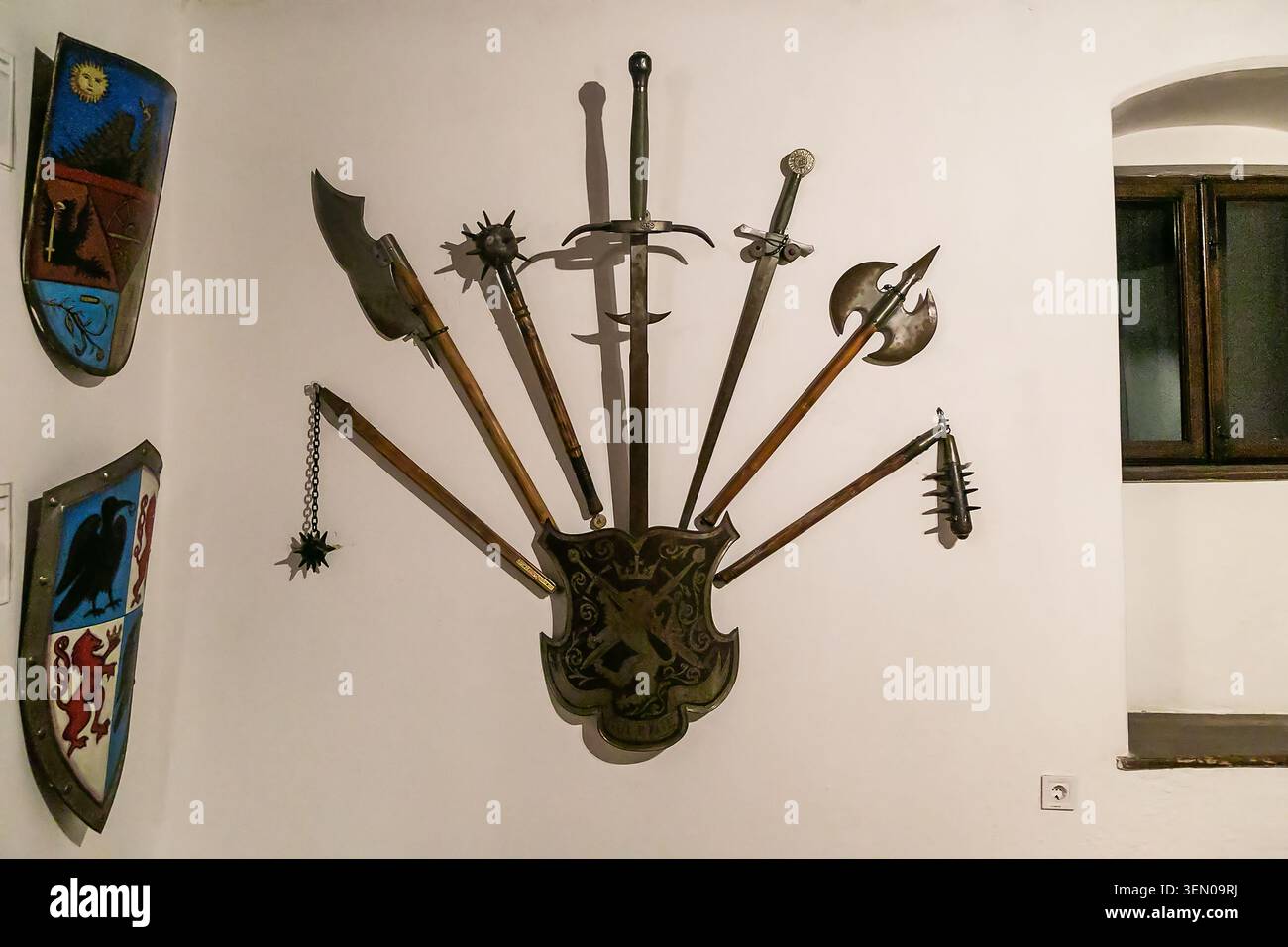 BRAN, RUMÄNIEN - 4. MAI 2023: Dies ist eine Sammlung von alten Klingenwaffen im Waffenzimmer von Schloss Bran. Stockfoto