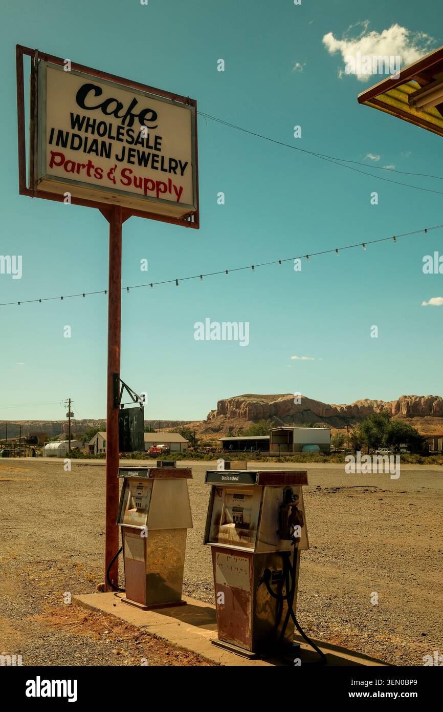 Historisches Café und alte Kraftstoffpumpen in Bluff, Utah, USA, spiegeln das Erbe des amerikanischen Straßenraumes wider. Stockfoto