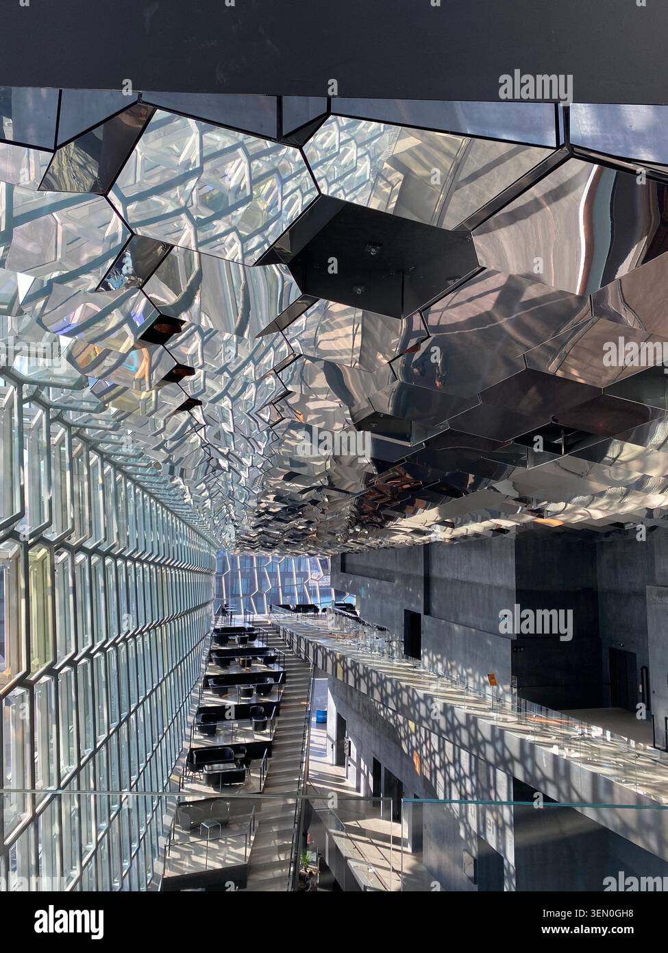 Hivemind: Glasplatten aus Honigwabenmuster schimmern über der Decke der Harpa-Konzathalle in Reykjavík, Island - Smartphone-aufgenommenes Stockfoto