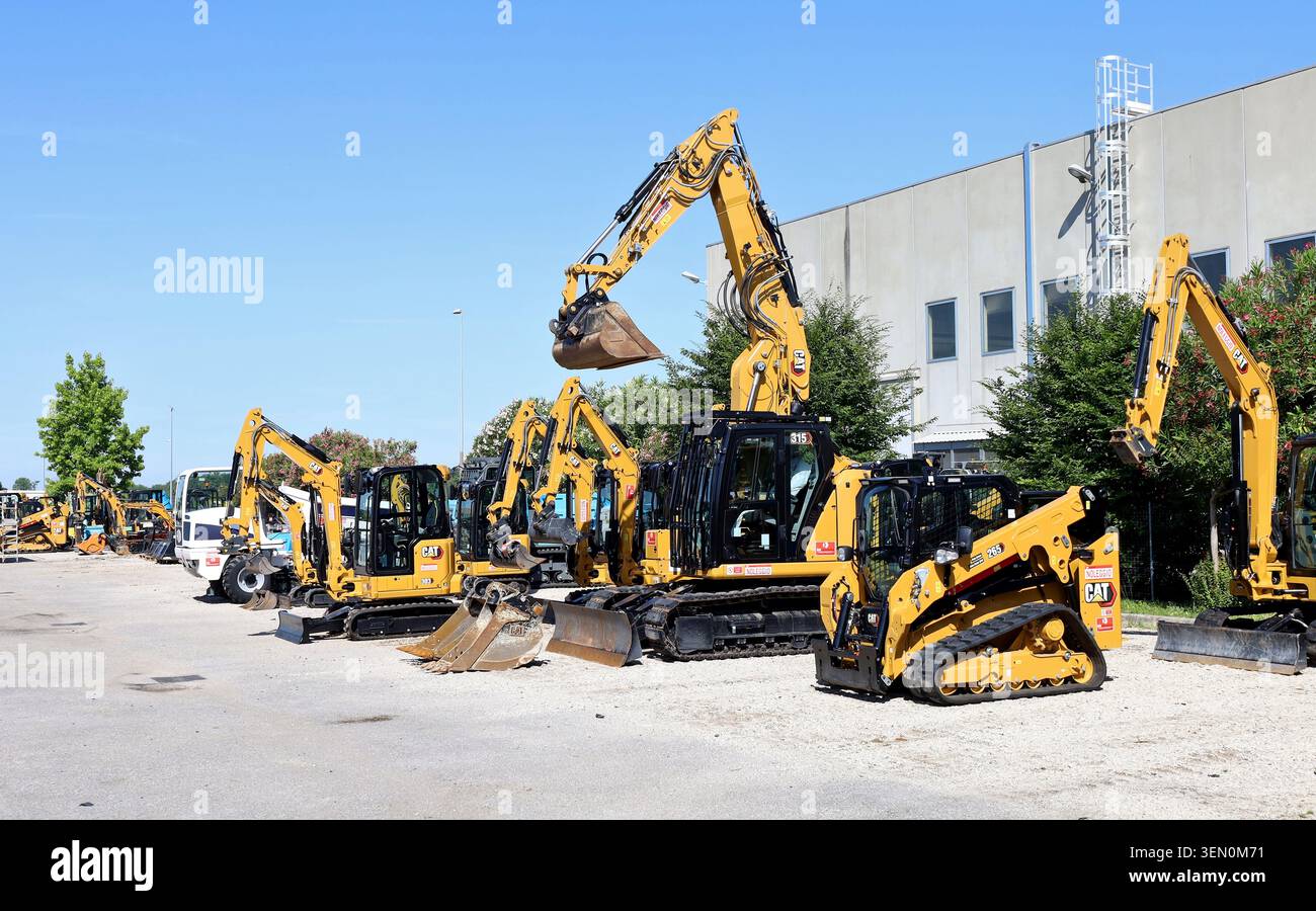 Pavia di Udine, Italien. Juni 2026. Neue Planierraupe und Exzatoren Caterpillar auf Ausstellung vor dem offiziellen Händler des amerikanischen Herstellers. Stockfoto