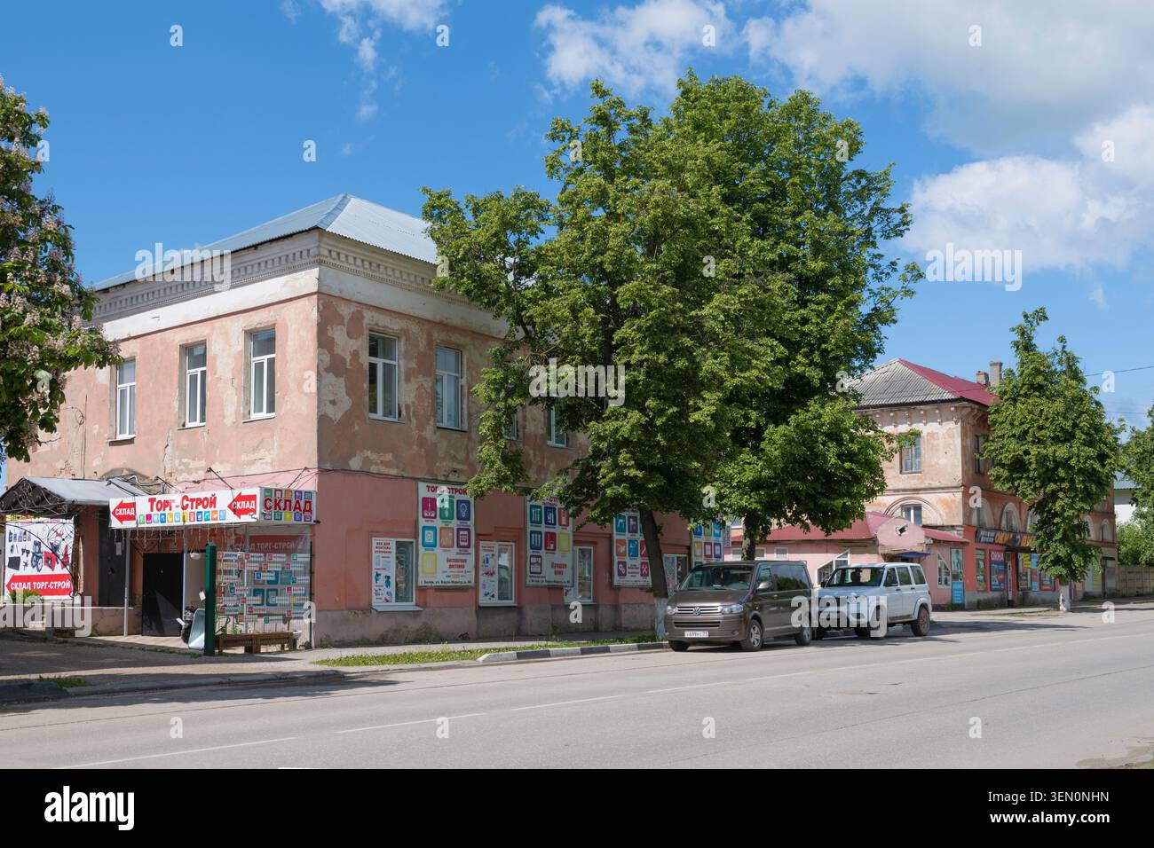 BELYOV, RUSSLAND - 26. MAI 2026: Alte Häuser, die in den 50er Jahren des 20. Jahrhunderts an einem sonnigen Tag auf einer Stadtstraße errichtet wurden. Beljov, Region Tula Stockfoto