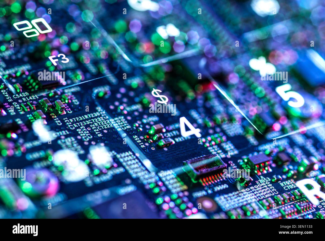 Nahaufnahme einer farbenfrohen, beleuchteten Computerplatine mit überlagerten Zahlen und Symbolen. Stockfoto