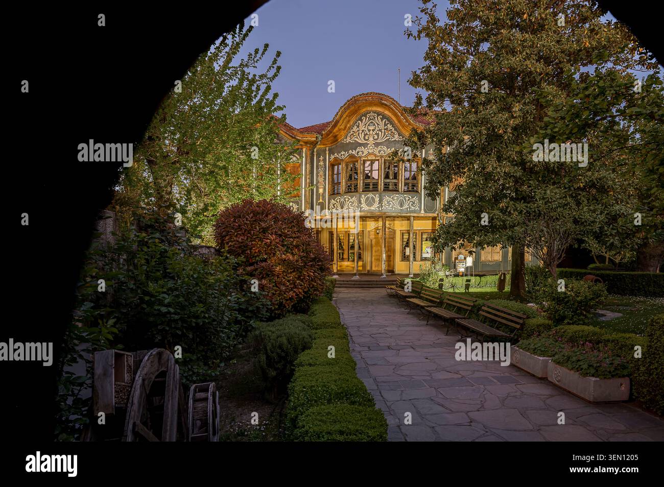 Das Kuyumdzhiev-Haus in Plovdiv verfügt über eine barocke Architektur im nationalen Wiedergebrauch, ein symmetrisches Design und eine kunstvolle Blumendekoration mit Giebel Stockfoto