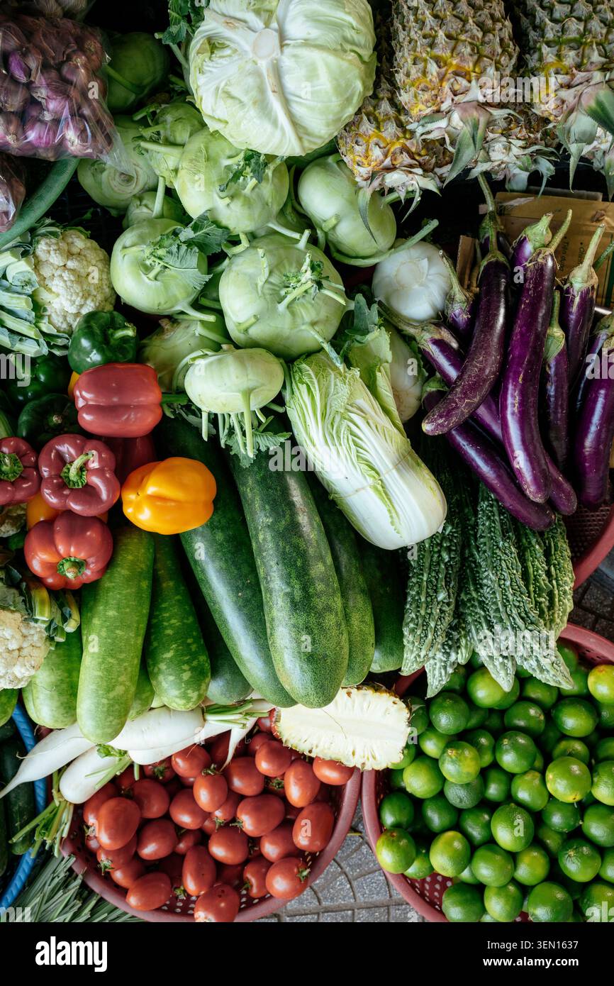 Eine lebendige Auswahl an frischem Gemüse und Obst wird an einem Marktstand ausgestellt. Stockfoto