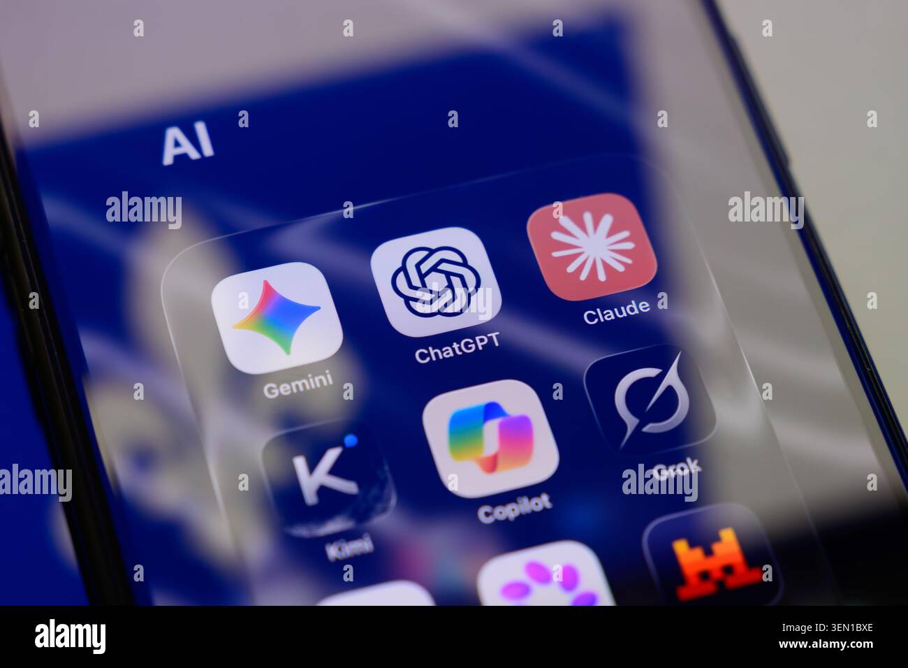 Paris, Frankreich - 09. Juni 2026: Anzeige hochklassiger KI-Anwendungen wie Gemini, ChatGPT, Claude, Copilot und Grok auf einem Smartphone. Stockfoto