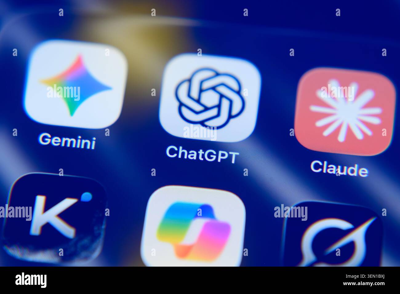 Paris, Frankreich - 09. Juni 2026: Eine Sammlung prominenter mobiler KI-Anwendungen wie Gemini, ChatGPT und Claude auf dem Startbildschirm des Smartphones. Stockfoto