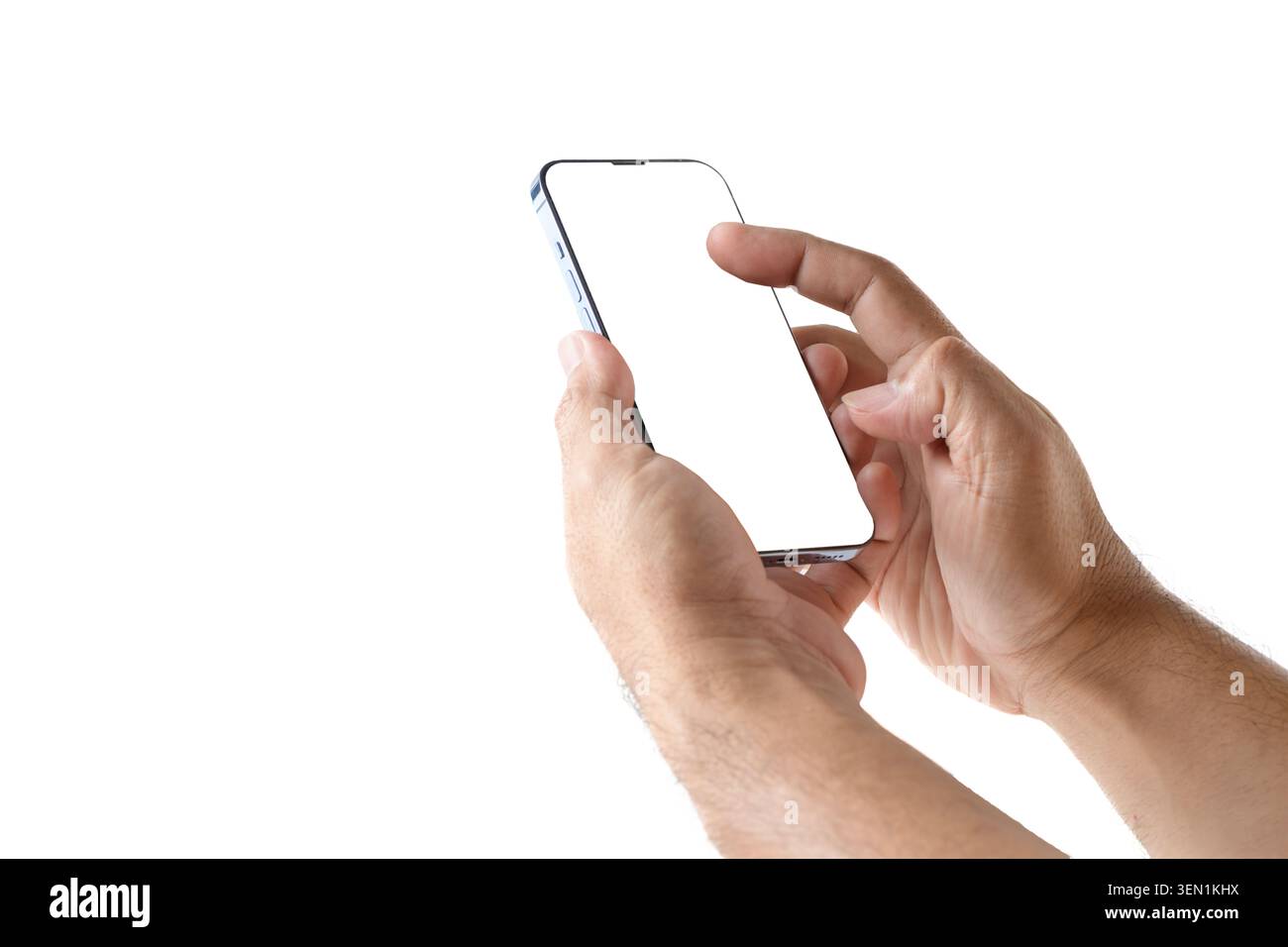 Nahaufnahme der Hände, die ein modernes Smartphone halten und mit ihm interagieren, mit einem leeren weißen Bildschirm auf einem klaren hellgrauen Hintergrund. Das Bild ist ideal Stockfoto