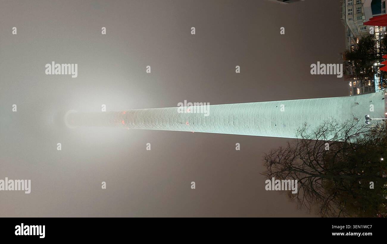 Berliner Fernsehturm beleuchtet nachts im Nebel Stockfoto