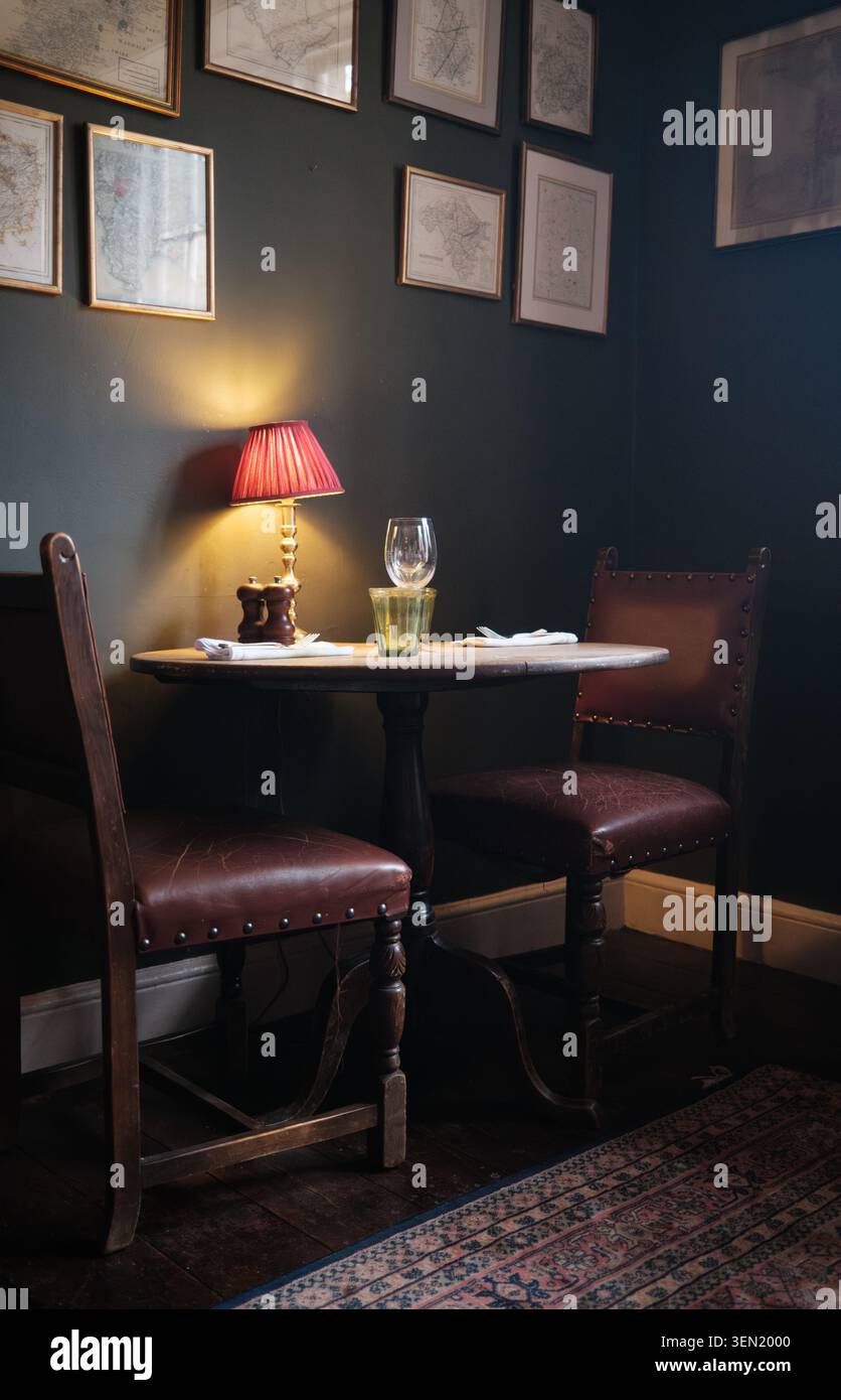 Schwach Beleuchteter Esstisch Im Traditionellen Pub Oder Restaurant Stockfoto