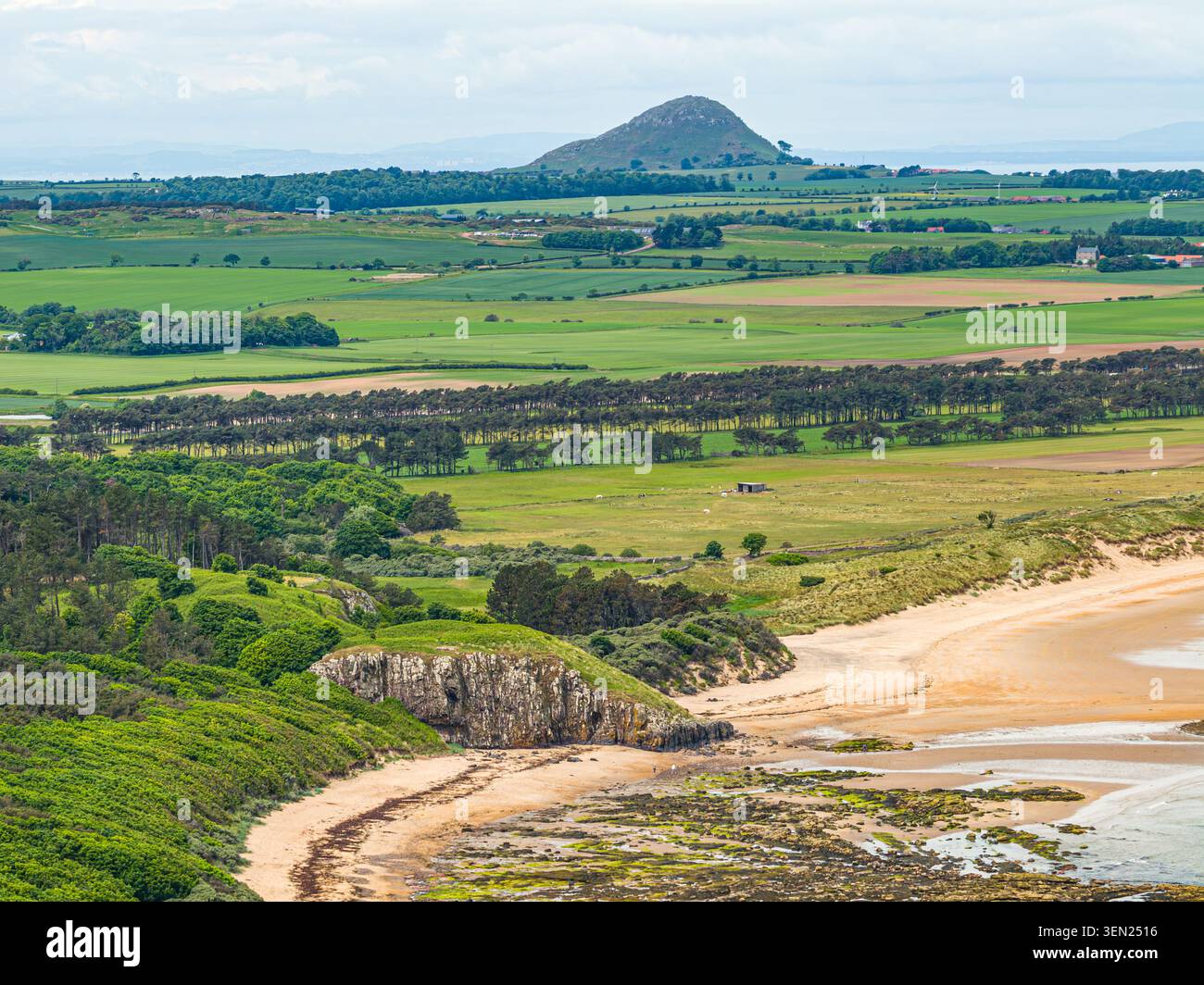Blick auf die Drohne aus der Luft mit Blick auf Tyninghame Beach an der East Lothian Küste, Schottland, mit Blick auf die Sandküste, die Dünen und den Treffpunkt des Flusses Stockfoto