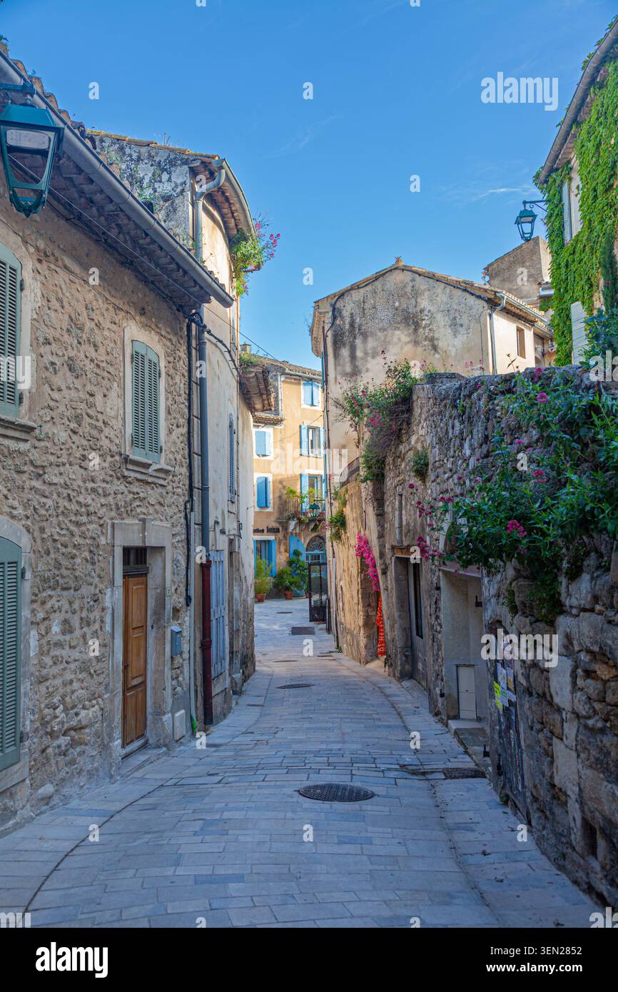 Enge Straße im Dorf Menerbes in der Provence Frankreich Stockfoto