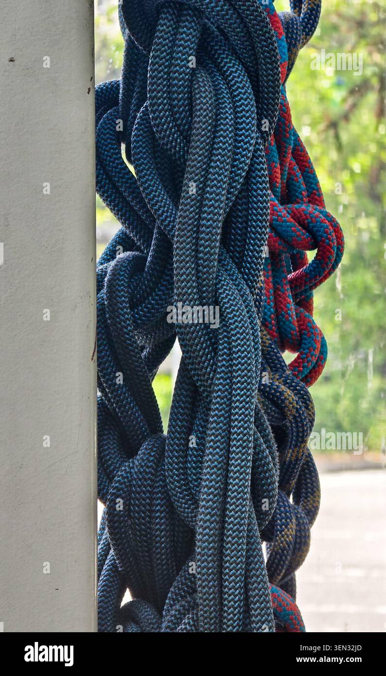 Hängende Kletterseile mit Knoten und Outdoor-Hintergrund Stockfoto