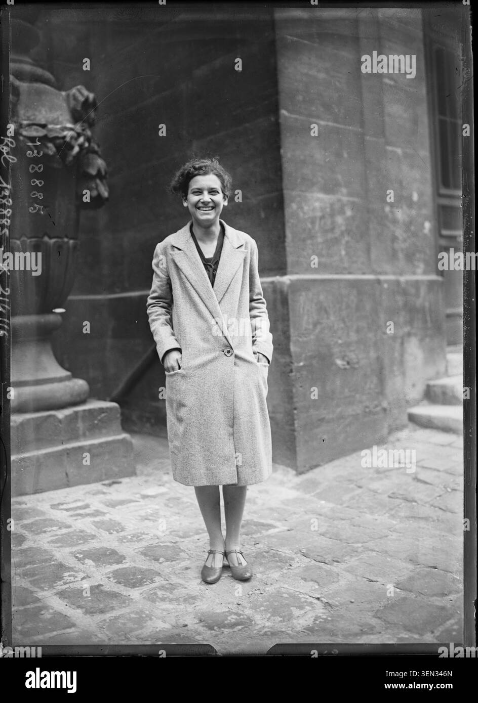 Elsa Baraine, die 1929 als Preisträgerin des Romapreises für Musik identifiziert wurde, posiert auf einem Pressefoto von Agence Rol. Das Porträt nimmt den Musiker in Paris im Zusammenhang mit dem renommierten Preis und der Akademie der Bildenden Künste auf. Stockfoto