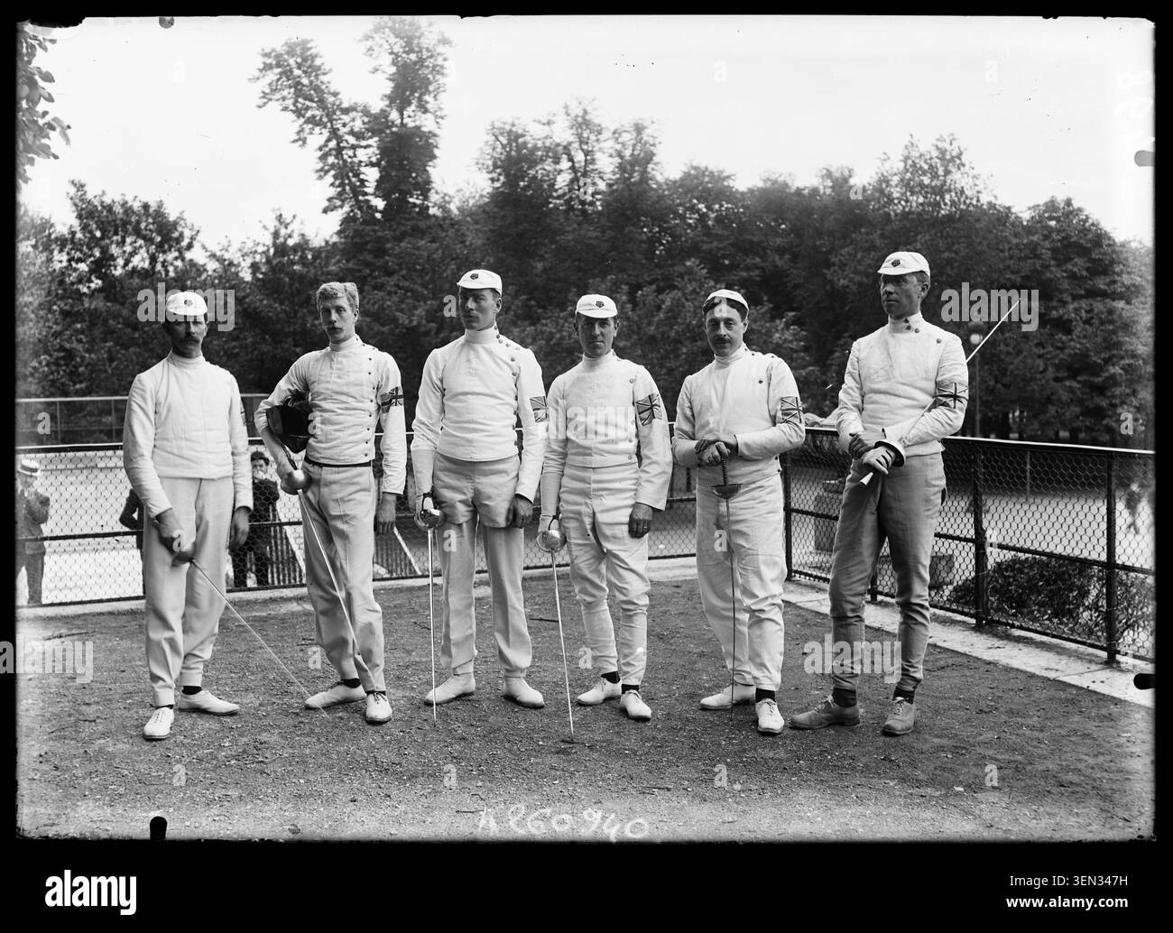 Sydney Martineau, Robert Montgomerie, Leaf Daniell, Cecil Haig und Edgar Seligman nehmen im Juni 1905 am internationalen Fechtpokal im Tuileries Garden in Paris Teil und dokumentieren die Fechter der britischen Nationalmannschaft in kollektiven Aktionen. Stockfoto