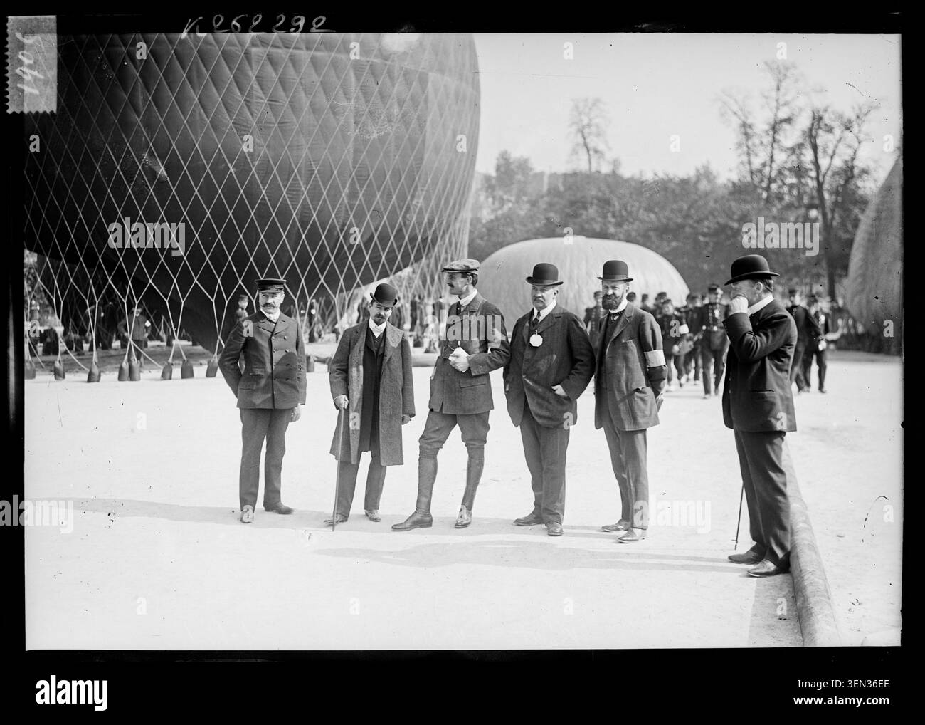 Johann Scherle, Georges Besancon, Charles Stewart Rolls, Frank Hedges Butler und René Gasnier treffen sich am 30. September 1906 in den Tuilerien. Dieses Pressefoto bezieht sich auf Flugzeuge, Ballons und den Gordon Bennett Aeronautical Cup in Paris. Stockfoto