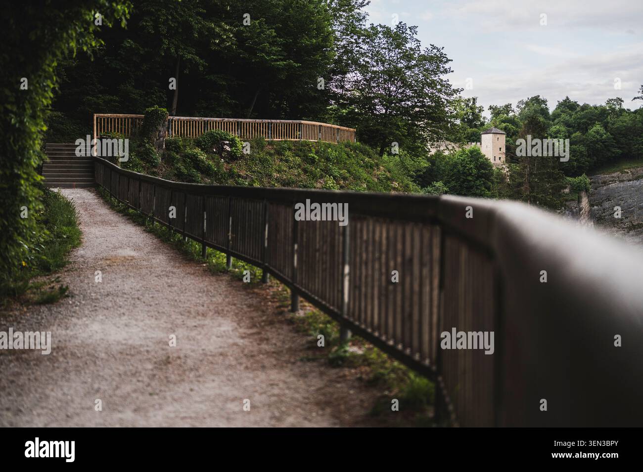 Die Wege und Ausblicke auf den Mönchsberg in der Mozartstadt Salzburg im Frühjahr. Stockfoto