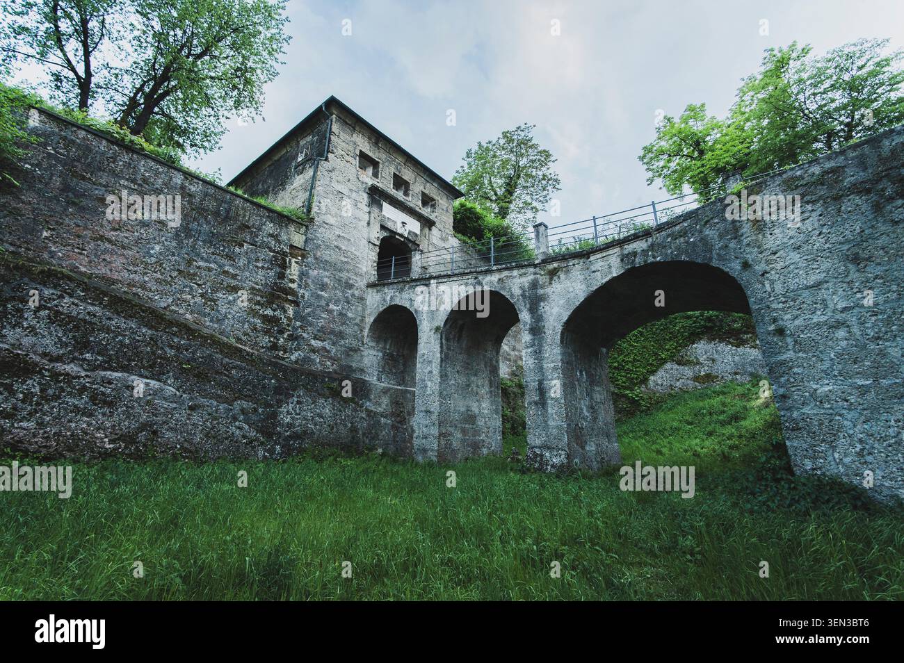 Die Wege und Ausblicke auf den Mönchsberg in der Mozartstadt Salzburg im Frühjahr. Stockfoto