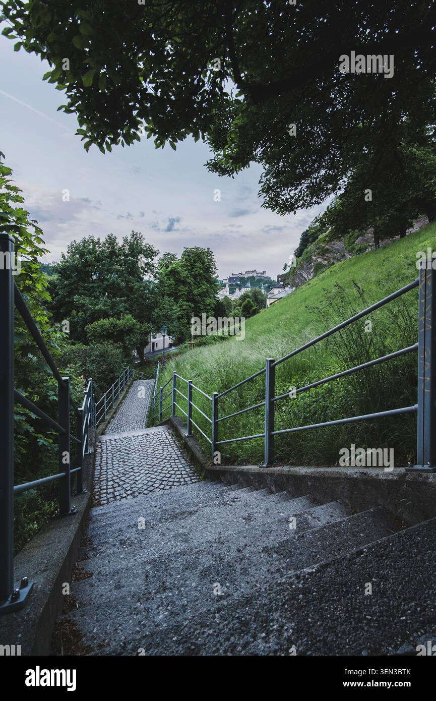 Die Wege und Ausblicke auf den Mönchsberg in der Mozartstadt Salzburg im Frühjahr. Stockfoto