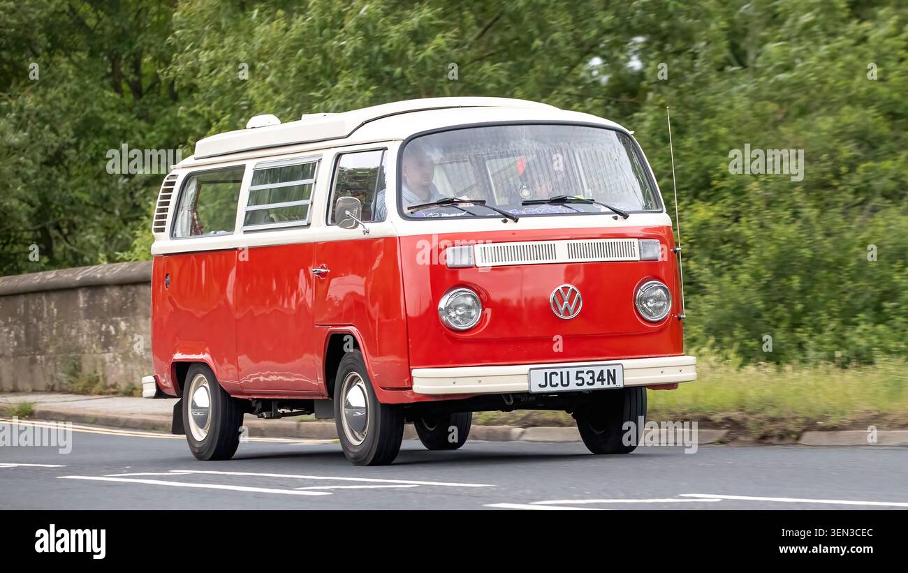 Stony Stratford, Bucks, UK - 7. Juni 2026: 1975 Volkswagen Campervan fährt auf einer britischen Straße Stockfoto