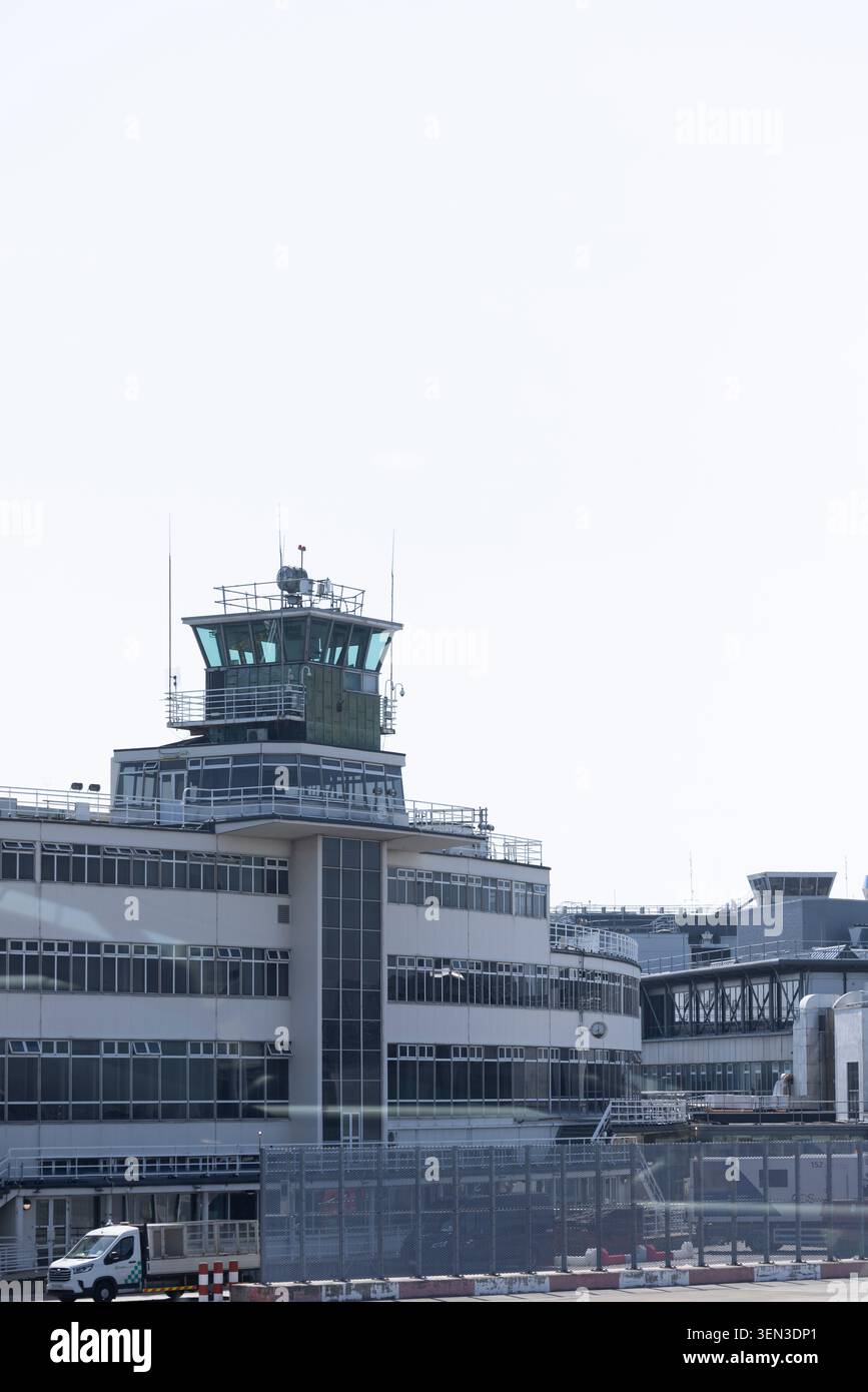 Collinstown, Santry, Irland - 26. Mai 2026: Die Morgensonne beleuchtet den historischen Kontrollturm auf dem internationalen Terminal-Gebäude der 1940er Jahre Stockfoto
