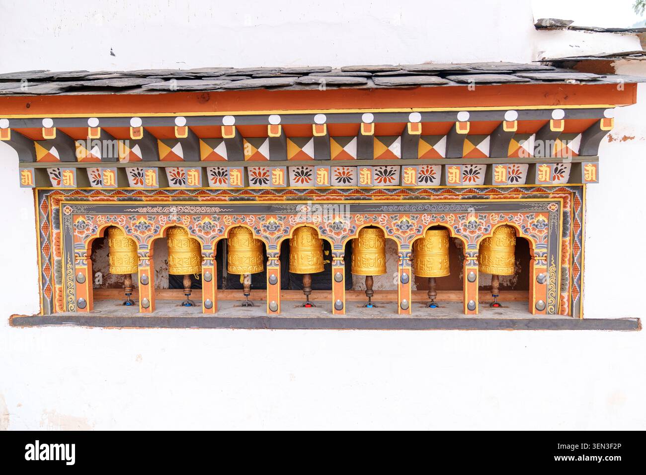 Gebetsmühle in Chimi Lhakhang im Punakha-Tal, Bhutans berühmtem Fruchtbarkeitstempel Stockfoto
