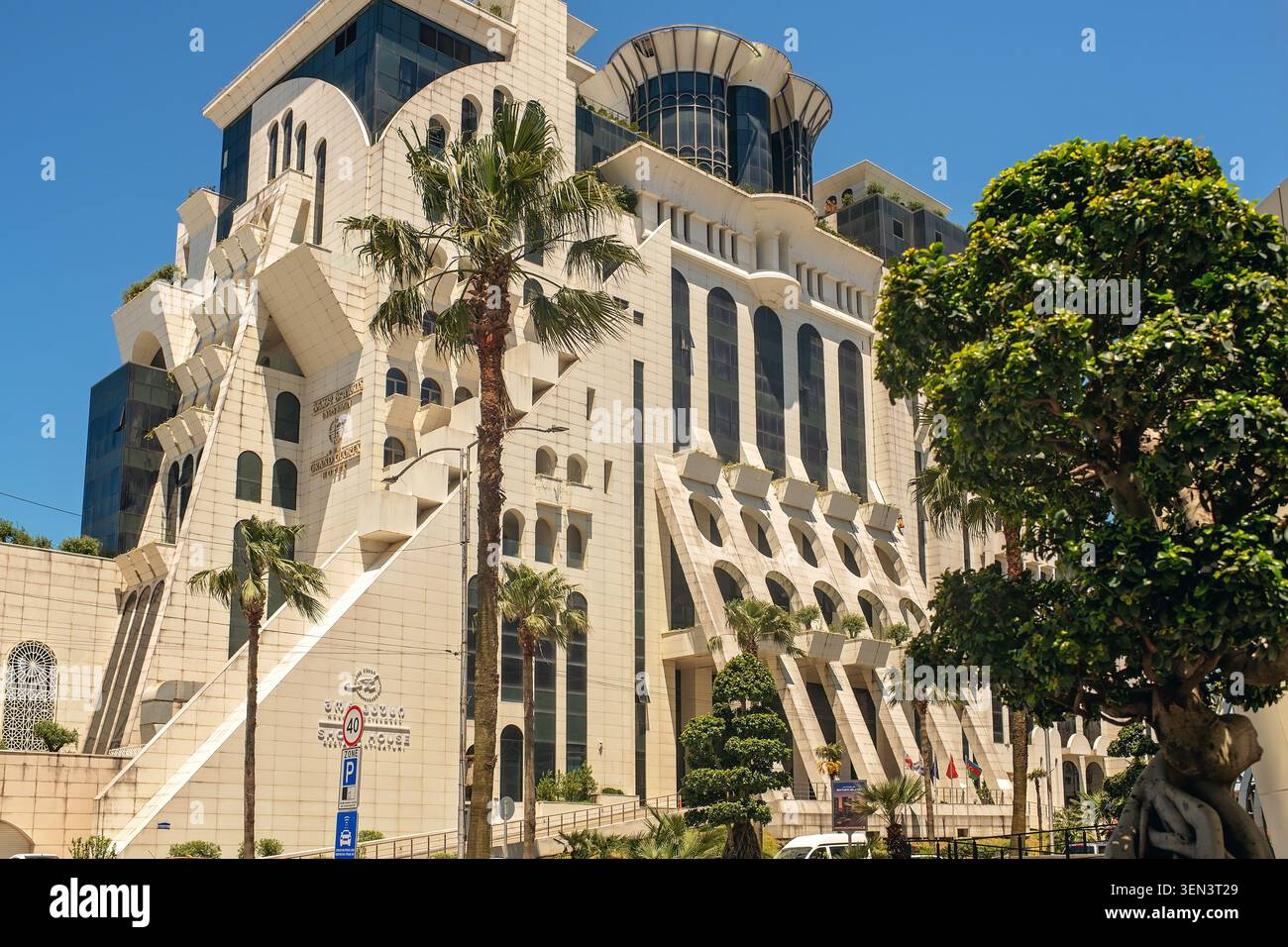 Batumi, Georgia - 3. Juni 2026: Außergewöhnliche futuristische Architektur und kreatives Außendesign des Grand Gloria Luxushotel-Resortgebäudes Stockfoto