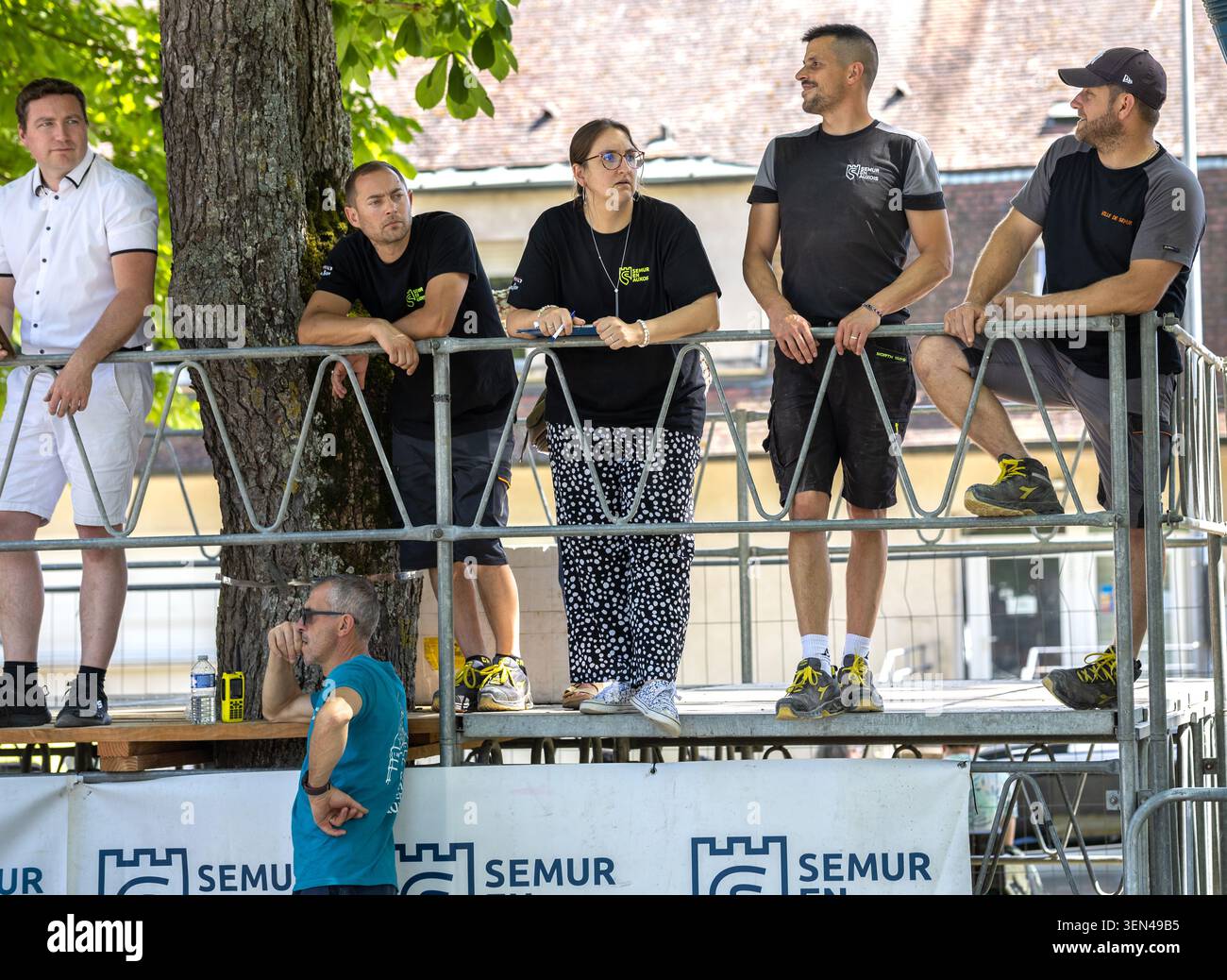 Dijon Frankreich 9. Juni 2026. Eine Gruppe von Menschen und leidenschaftlichen Zuschauern steht auf einem Feldweg und sitzt auf der Tribüne und beobachtet ein schnelles Pferderennen. Stockfoto
