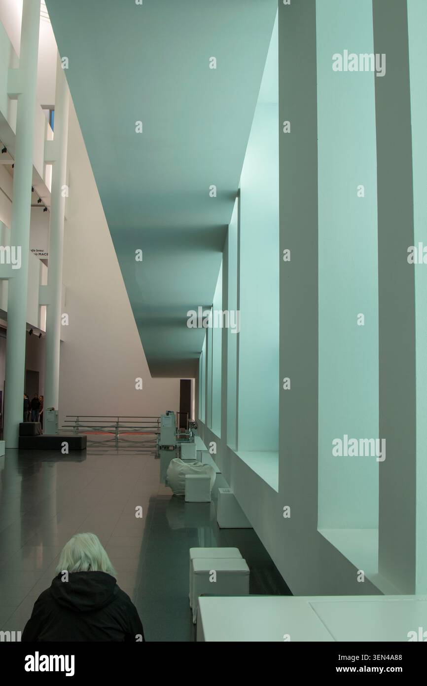 Moderne Museumseinrichtung mit minimalistischer Architektur, geometrischen Formen und Umgebungslicht Stockfoto