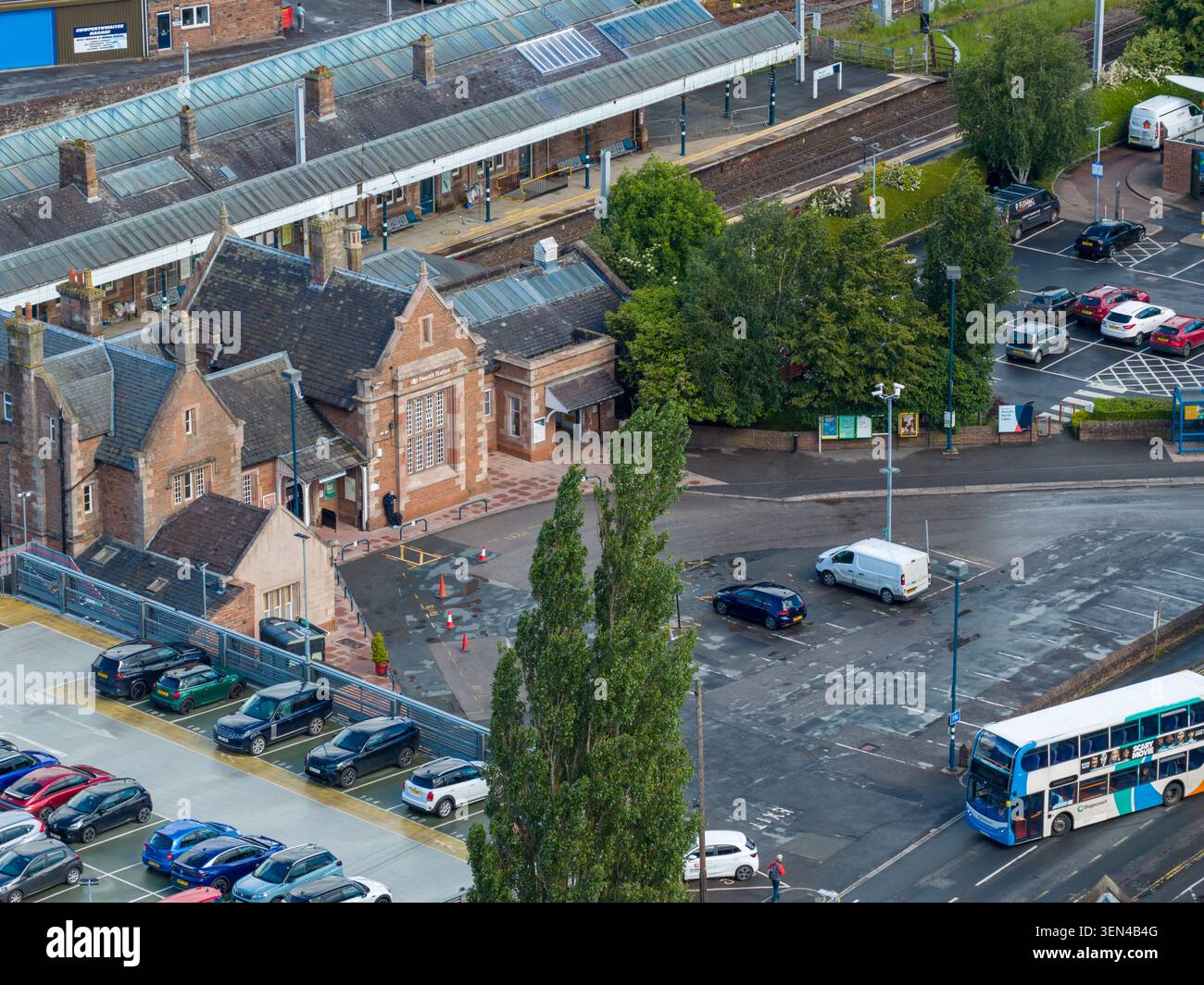 Penrith Cumbria England, 9. Juni 2026: Nahaufnahme des Bahnhofs Penrith in Cumbria England mit dem historischen Bahnhofsgebäude Railway pl Stockfoto