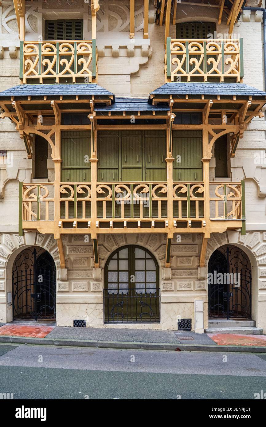Frontales Detail einer prächtigen Villa in Mers-les-Bains. Das Foto zeigt ein elegantes rustikales Erdgeschoss mit schwarzen schmiedeeisernen Toren unter maj Stockfoto