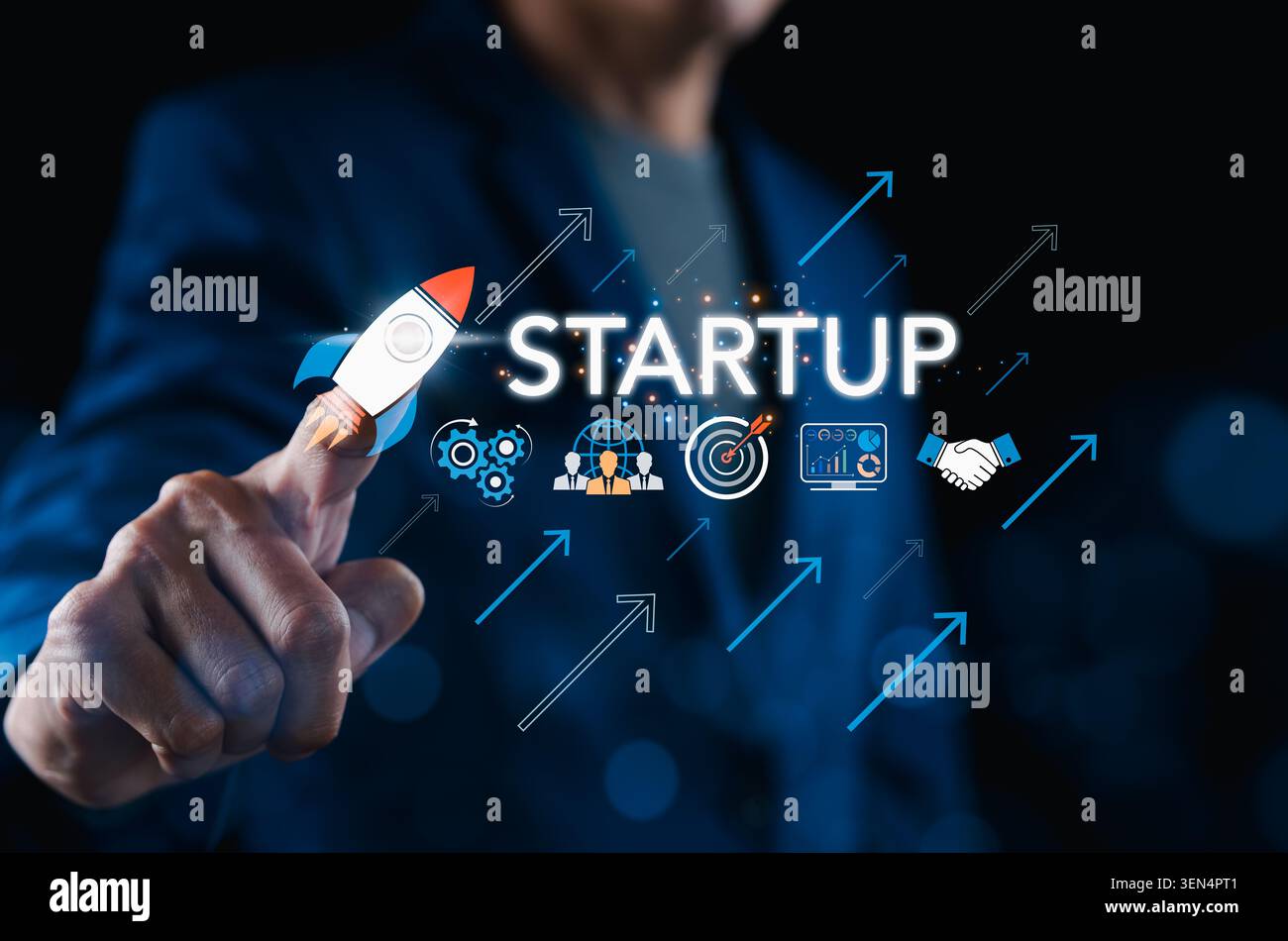 Start-up-Launch und Geschäfts wachstums Strategie Konzept. Unternehmer drückt auf Raketen-Symbol, das Ziel, Innovation, Partnerschaft, Analytik zeigt Stockfoto