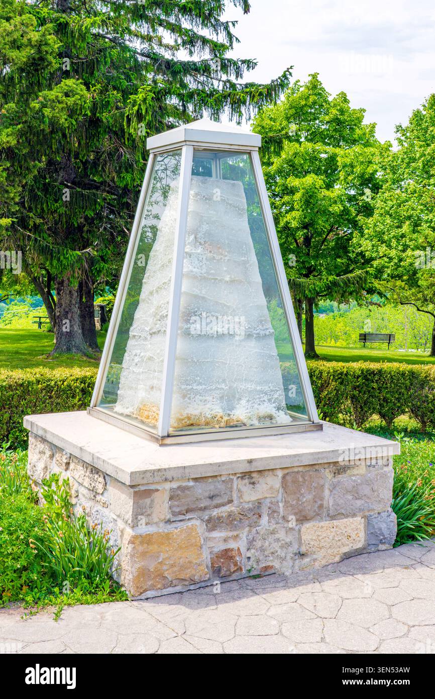 1966 errichtetes Denkmal zum 100. Jahrestag der Entdeckung von Salz in Goderich Ontario. Stockfoto