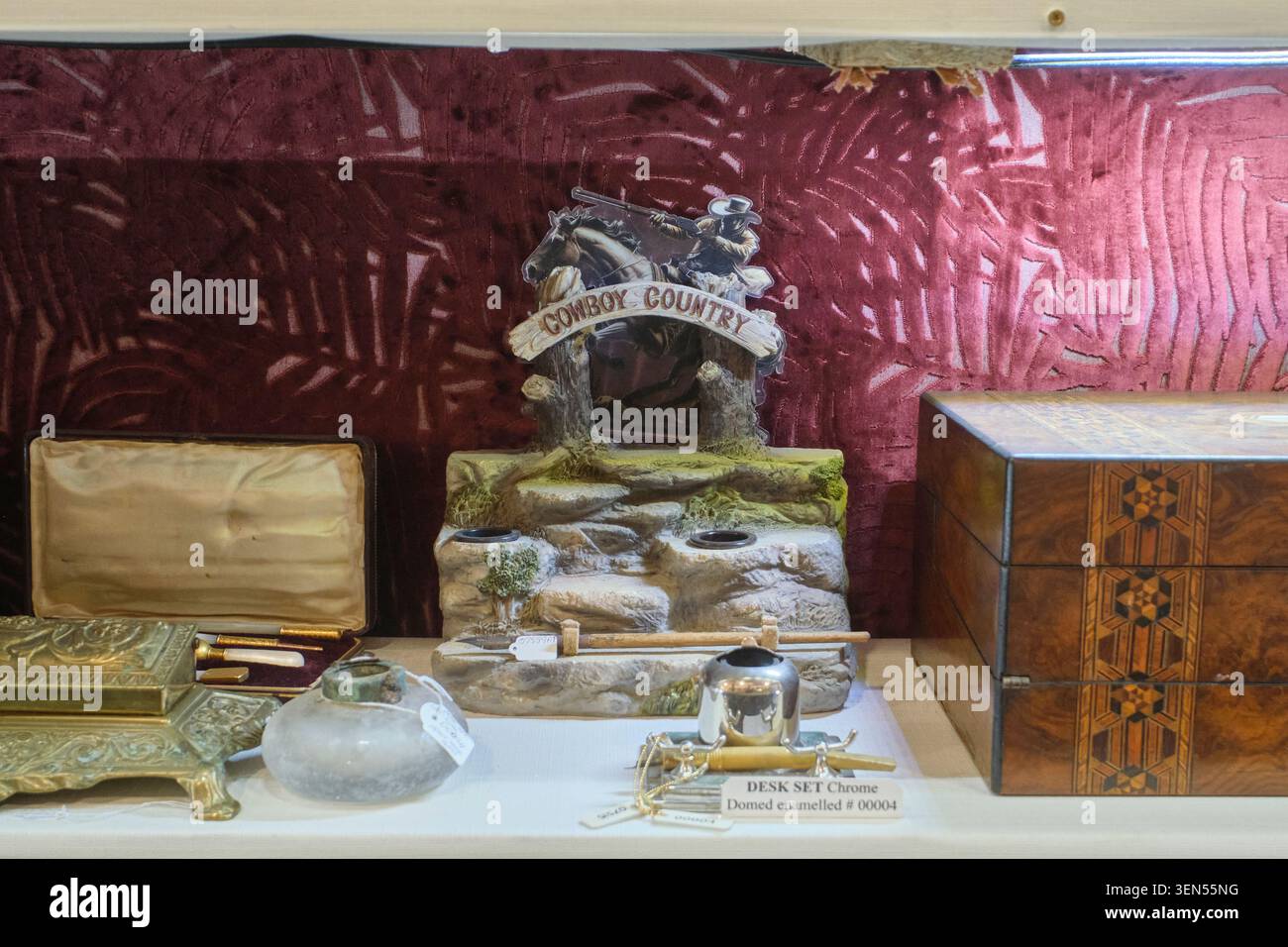 Ein Metall, Cowboy, westliche Farbtintenbrunnen, besetzt mit einem Cowboy auf einem Pferd mit einem Gewehr, Schießen. Im Australian Pen Museum in Gundagai, NSW, Australien. Stockfoto