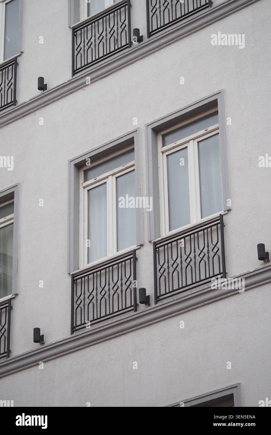 Gebäude mit Fenstern und Eisengeländern an einer Stadtstraße Stockfoto