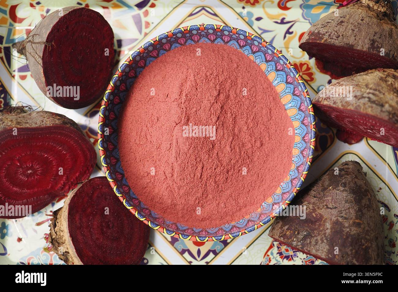 Rote Bete Pulver in einer Schüssel mit frischen Rote Bete auf einem Tisch Stockfoto