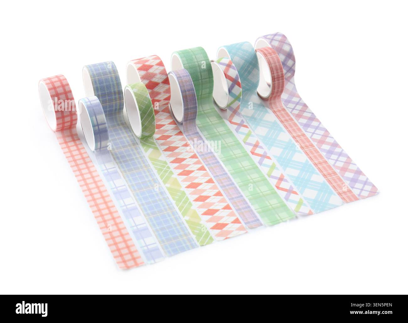 Bunte karierte Washi-Klebebandrollen für Bastelarbeiten und dekorative Projekte, isoliert auf weißem Hintergrund, die Klebebänder sind mit verschiedenen Paste versehen Stockfoto
