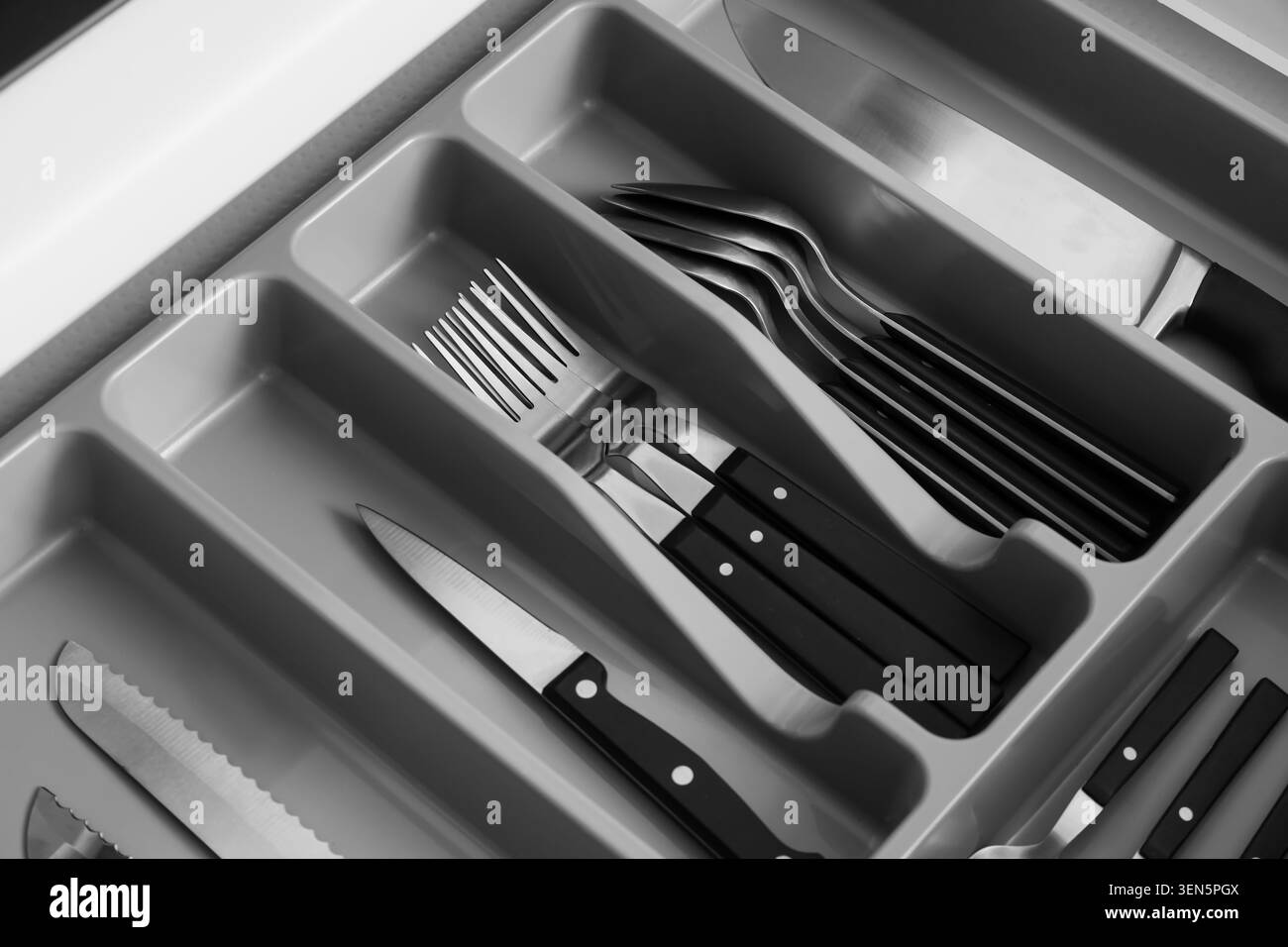 Küchenschublade Organizer mit verschiedenen Besteck, Gabeln, Löffeln und Messern für die Hauszubereitung und die Zubereitung von Speisen Stockfoto