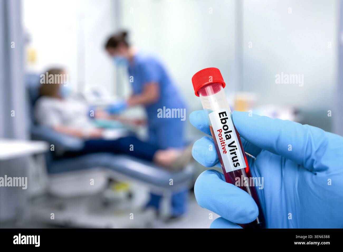 Ebola Virus positive Test im Krankenhaus hält Eine Hand mit Handschuhen ein Ebola Virus positive Blutteströhrchen in einer Krankenhausklinik, mit einer verschwommenen Krankenschwester behandelt Stockfoto